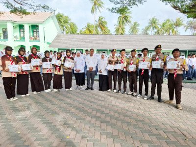 Disambut Hangat, Peserta Perkemahan SWBB MAN 2 Kabgor Kembali ke Madrasah