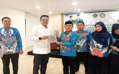Kuis sebagai Media Evaluasi, Peserta PMM MAN 2 Kabgor Terima Hadiah