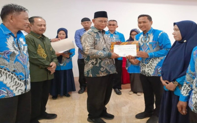 Penguat Profesionalisme, Pegawai MAN 2 Kabgor Terima Penghargaan