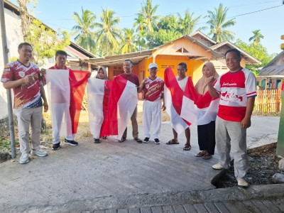 Merah Putih Berkibar, MAN 2 Kabgor Bagikan Bendera kepada Masyarakat